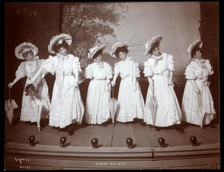 Scéna z The Junior Show, amatérské produkce prezentované podtřídami na Barnard College, New York kolem roku 1905 (stříbrný želatinový tisk)